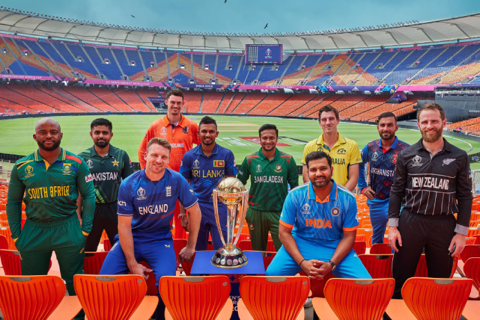 আইসিসি বিশ্বকাপ ট্রফির সঙ্গে দলেরা